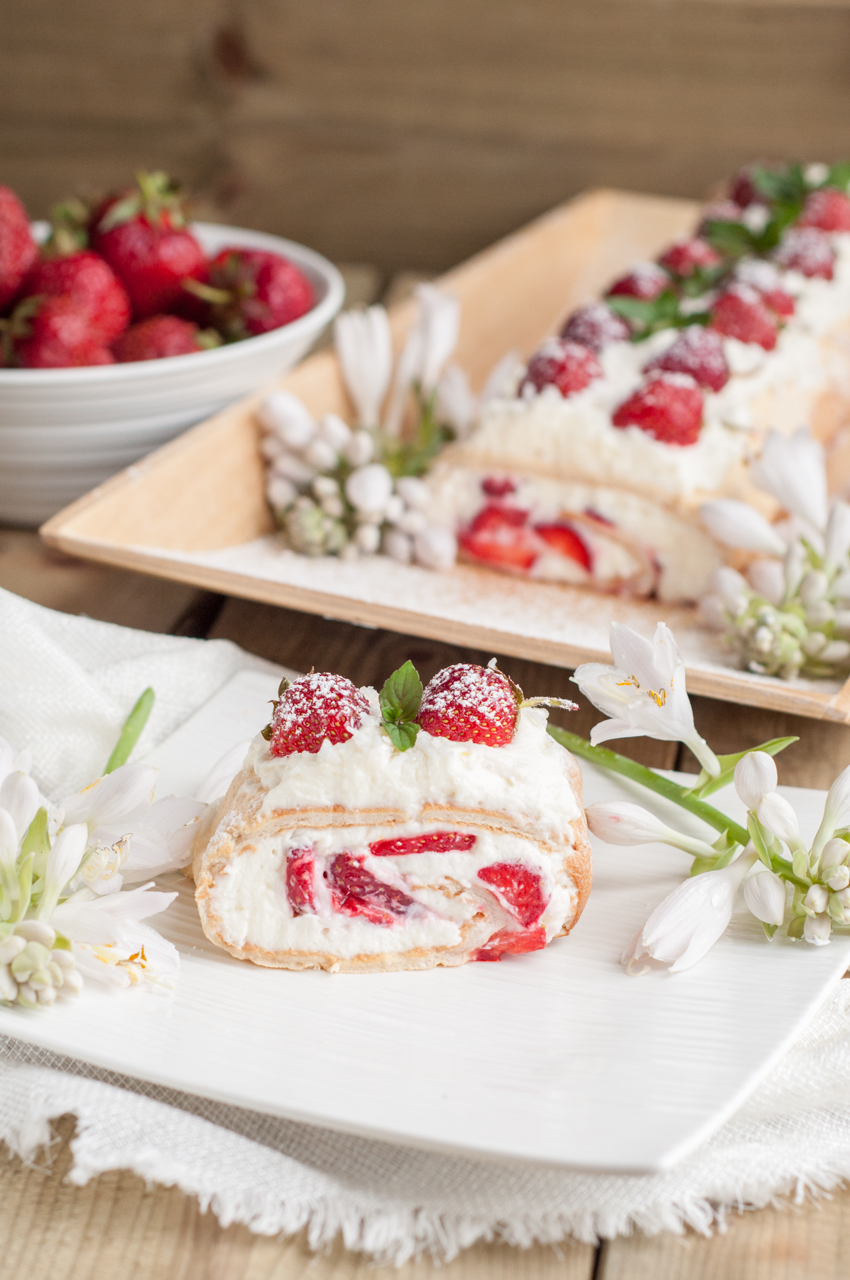 Strawberry Meringue Roulade - GastroSenses