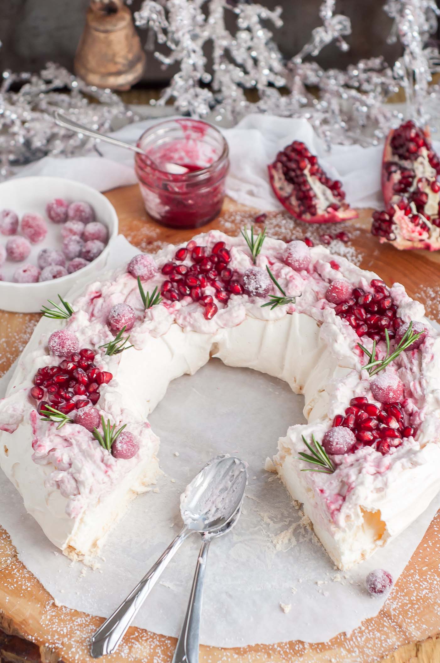 Holiday Cranberry And Pomegranate Pavlova - GastroSenses